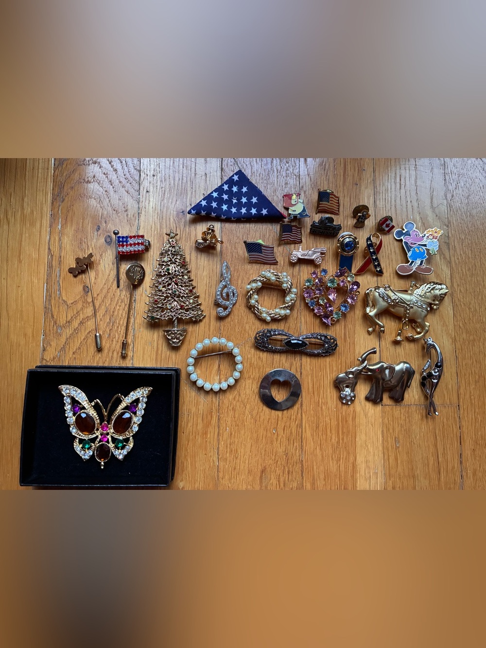 Brooches and Lapel Pins Costume Jewelry - lot of 25